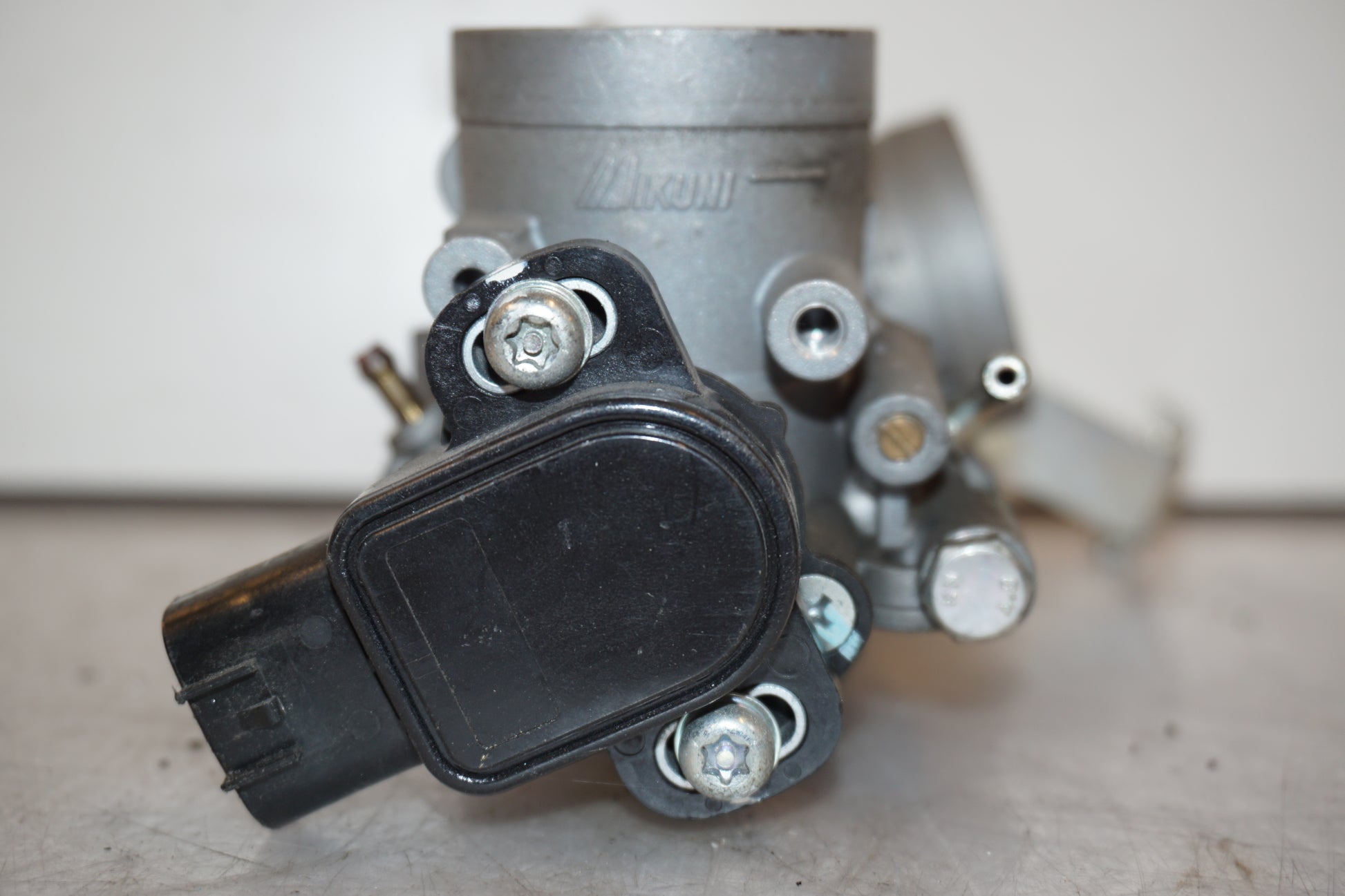 Snett uppifrån på Spjällhus från en Yamaha MT-01 -2009 motorcykel.