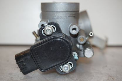 Snett uppifrån på Spjällhus från en Yamaha MT-01 -2009 motorcykel.