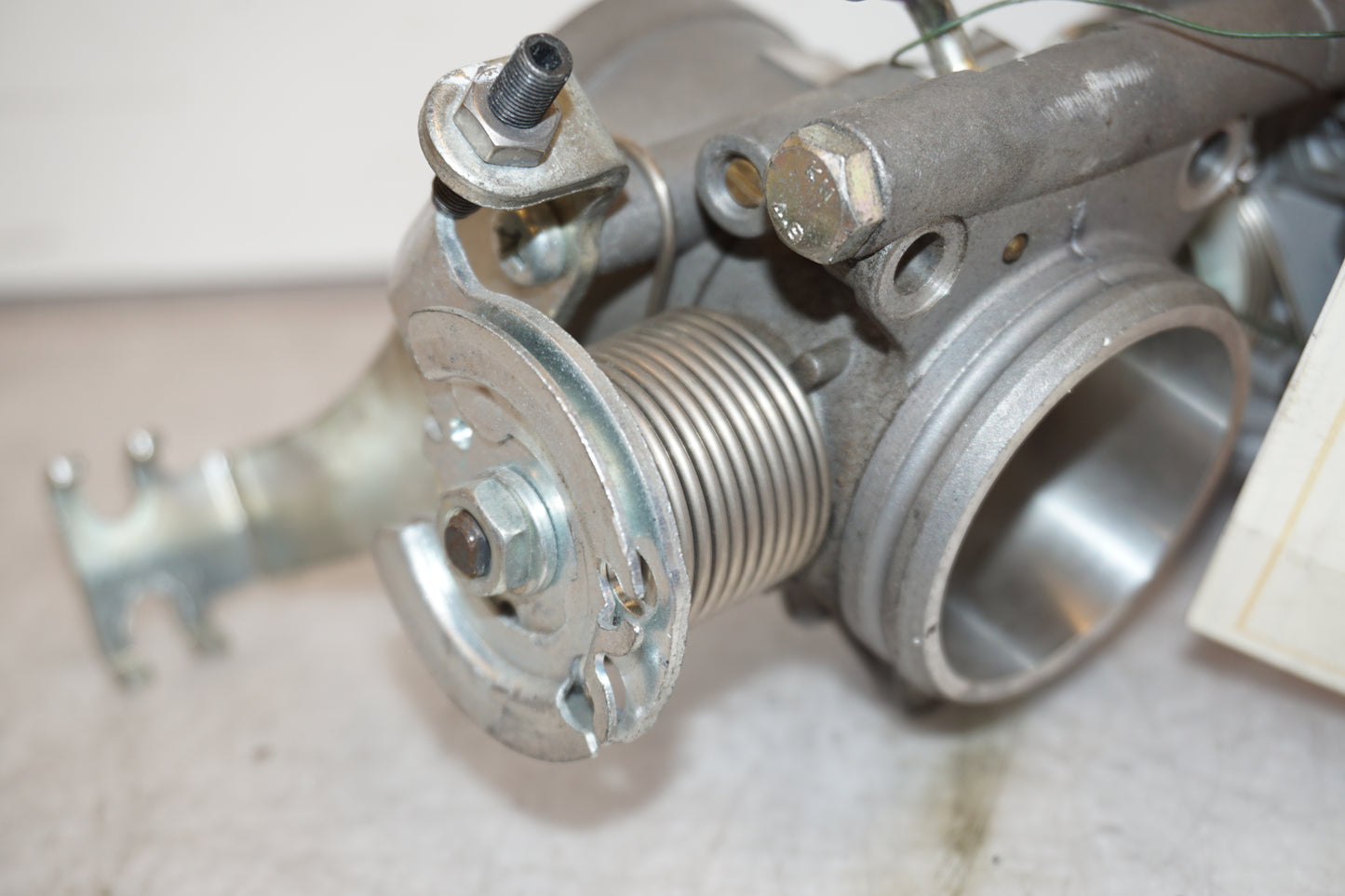 Extrabild1 på Spjällhus från en Yamaha MT-01 -2009 motorcykel.