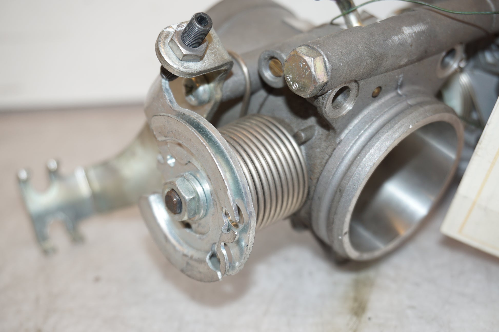 Extrabild1 på Spjällhus från en Yamaha MT-01 -2009 motorcykel.