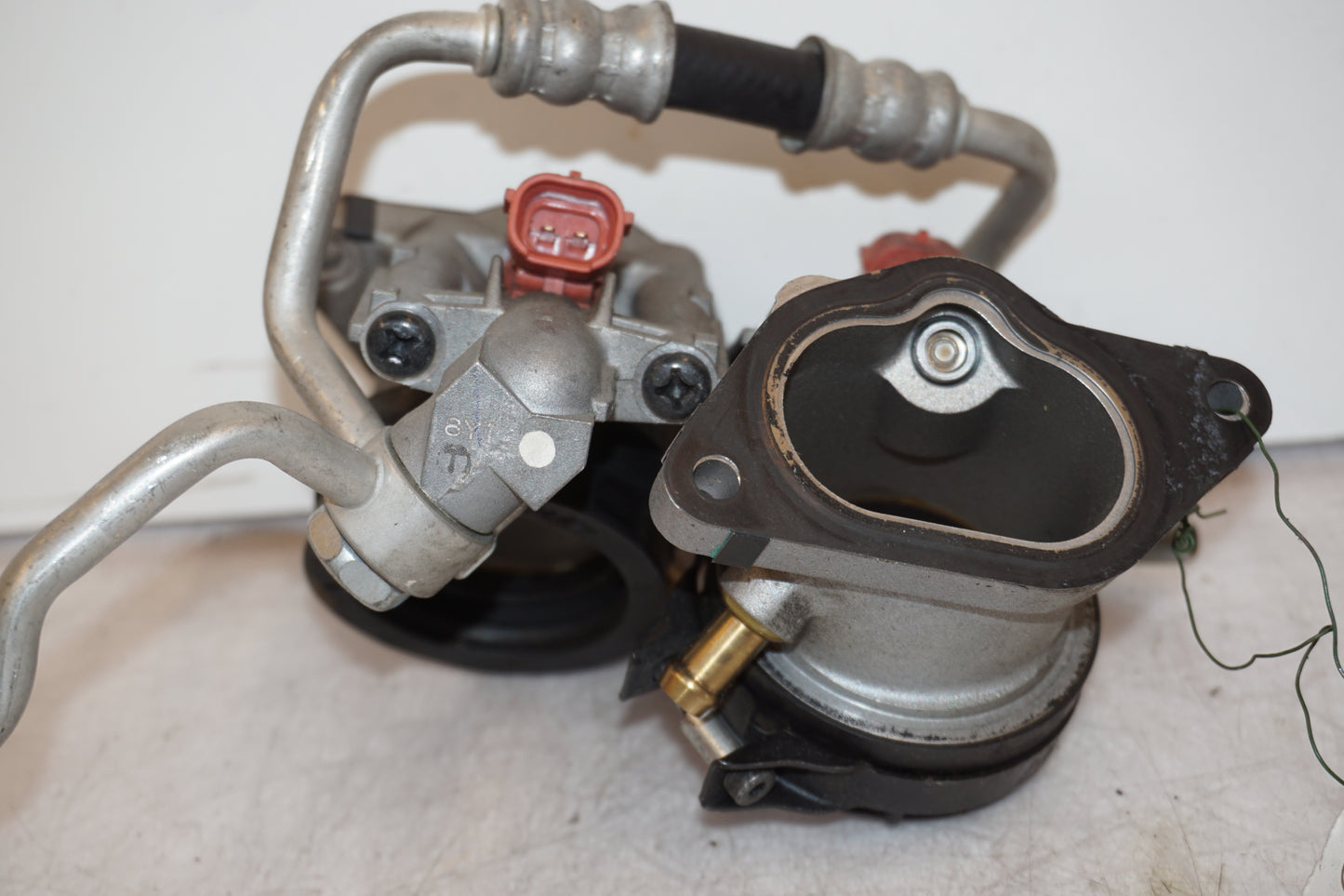 Framsidan på Spjällhus från en Yamaha MT-01 -2009 motorcykel.