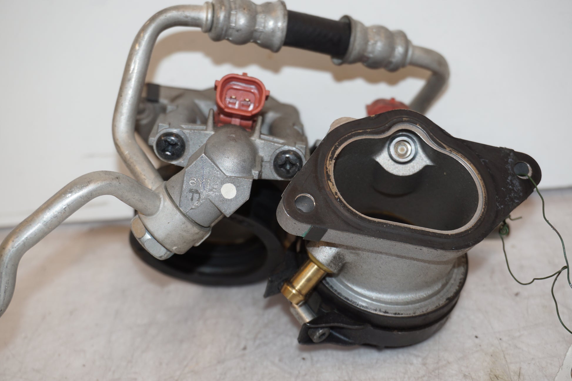 Framsidan på Spjällhus från en Yamaha MT-01 -2009 motorcykel.