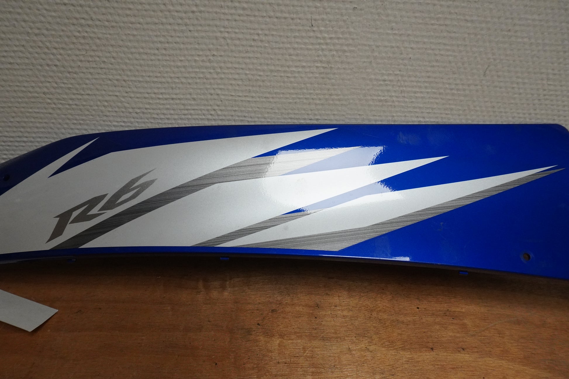 Vänster sida på Sidkåpa från en Yamaha YZF R6 -2006 motorcykel.