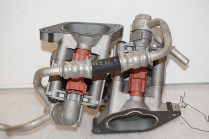 Vänster sida på Spjällhus från en Yamaha MT-01 -2009 motorcykel.