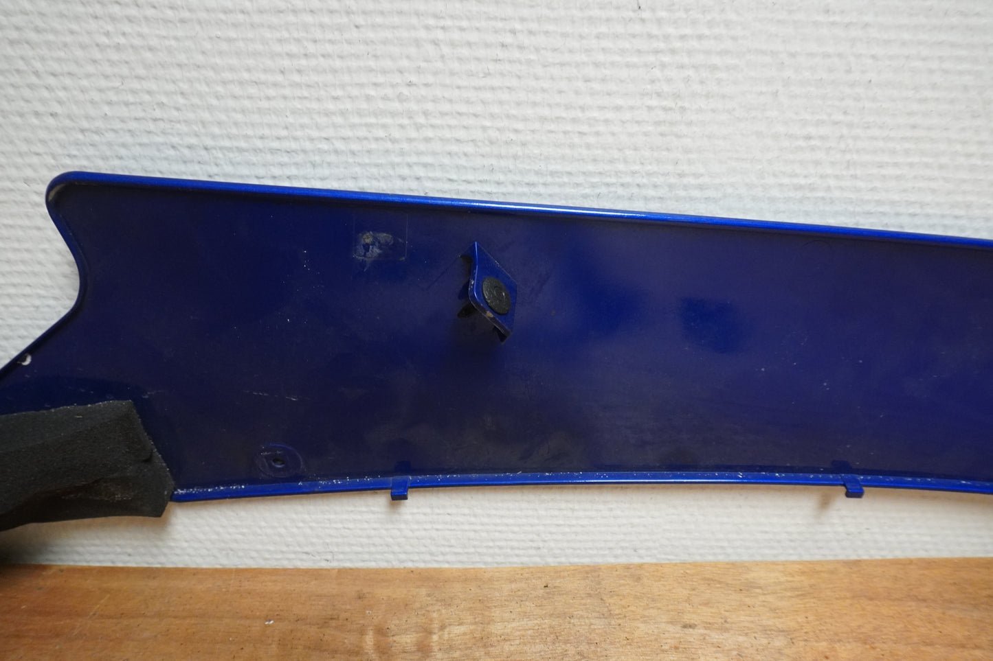 Snett nerifrån på Sidkåpa från en Yamaha YZF R6 -2006 motorcykel.