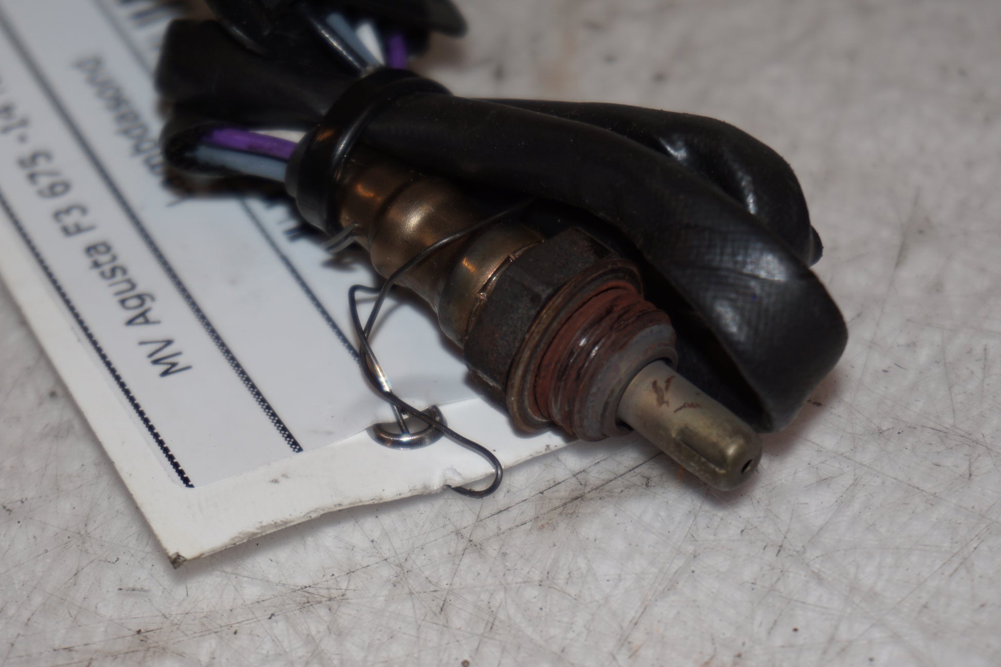 Snett nerifrån på Lambdasond från en MV Agusta F3 675 -2014 motorcykel.