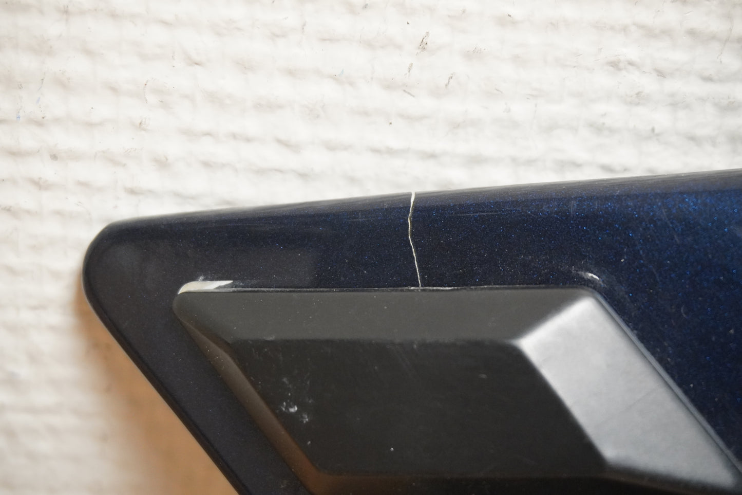 Snett nerifrån på Sidkåpa från en Yamaha FJ 1200 -1986 motorcykel.