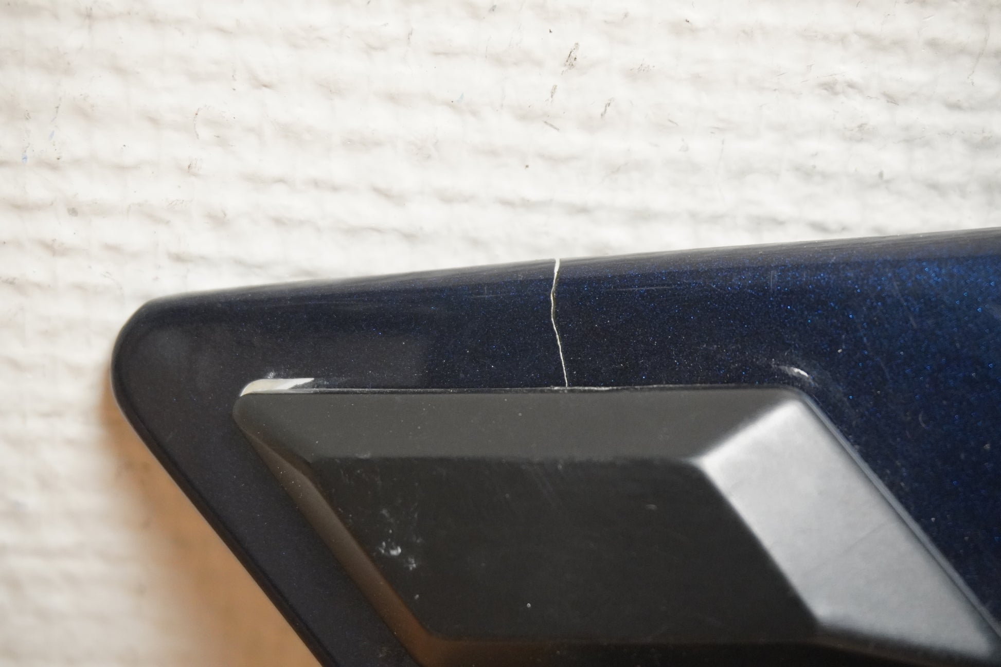 Snett nerifrån på Sidkåpa från en Yamaha FJ 1200 -1986 motorcykel.