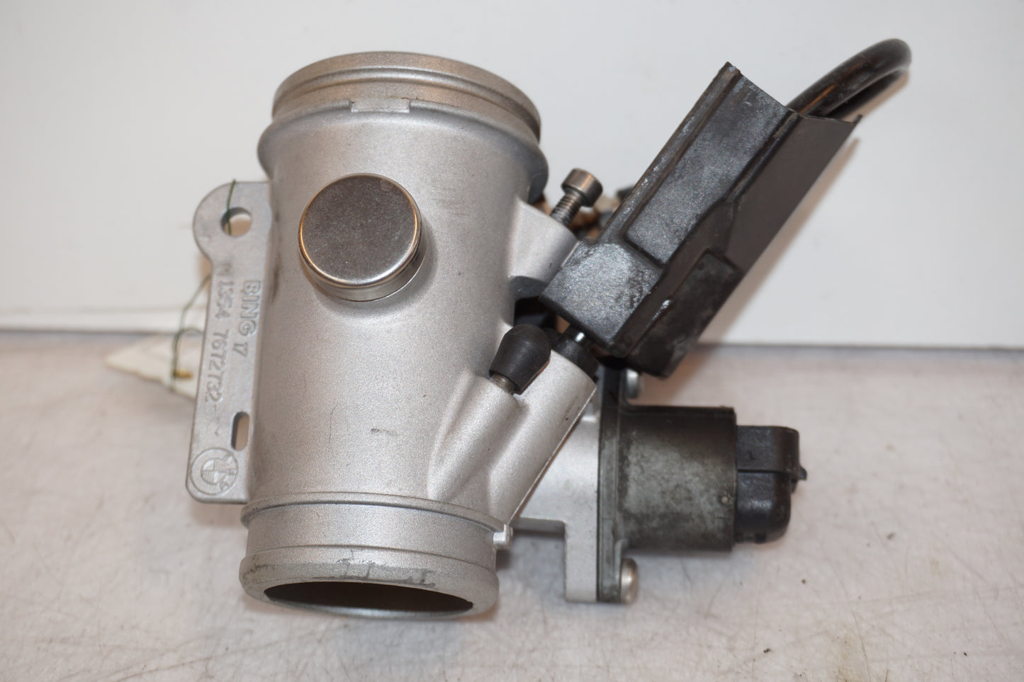 Framsidan på Spjällhus från en BMW R 1200 R -2007 motorcykel.