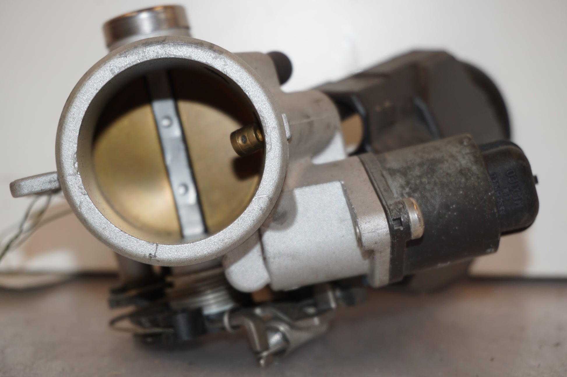 Baksidan på Spjällhus från en BMW R 1200 R -2007 motorcykel.