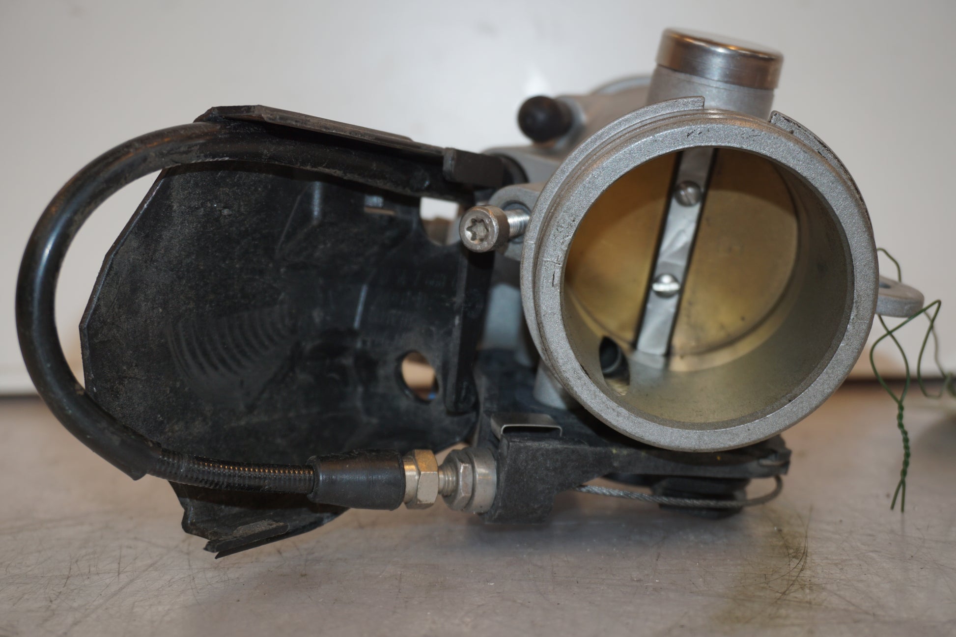 Vänster sida på Spjällhus från en BMW R 1200 R -2007 motorcykel.