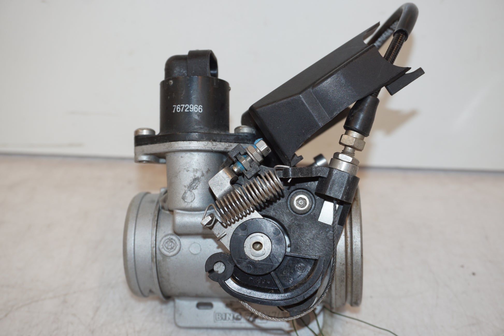 Snett nerifrån på Spjällhus från en BMW R 1200 R -2007 motorcykel.