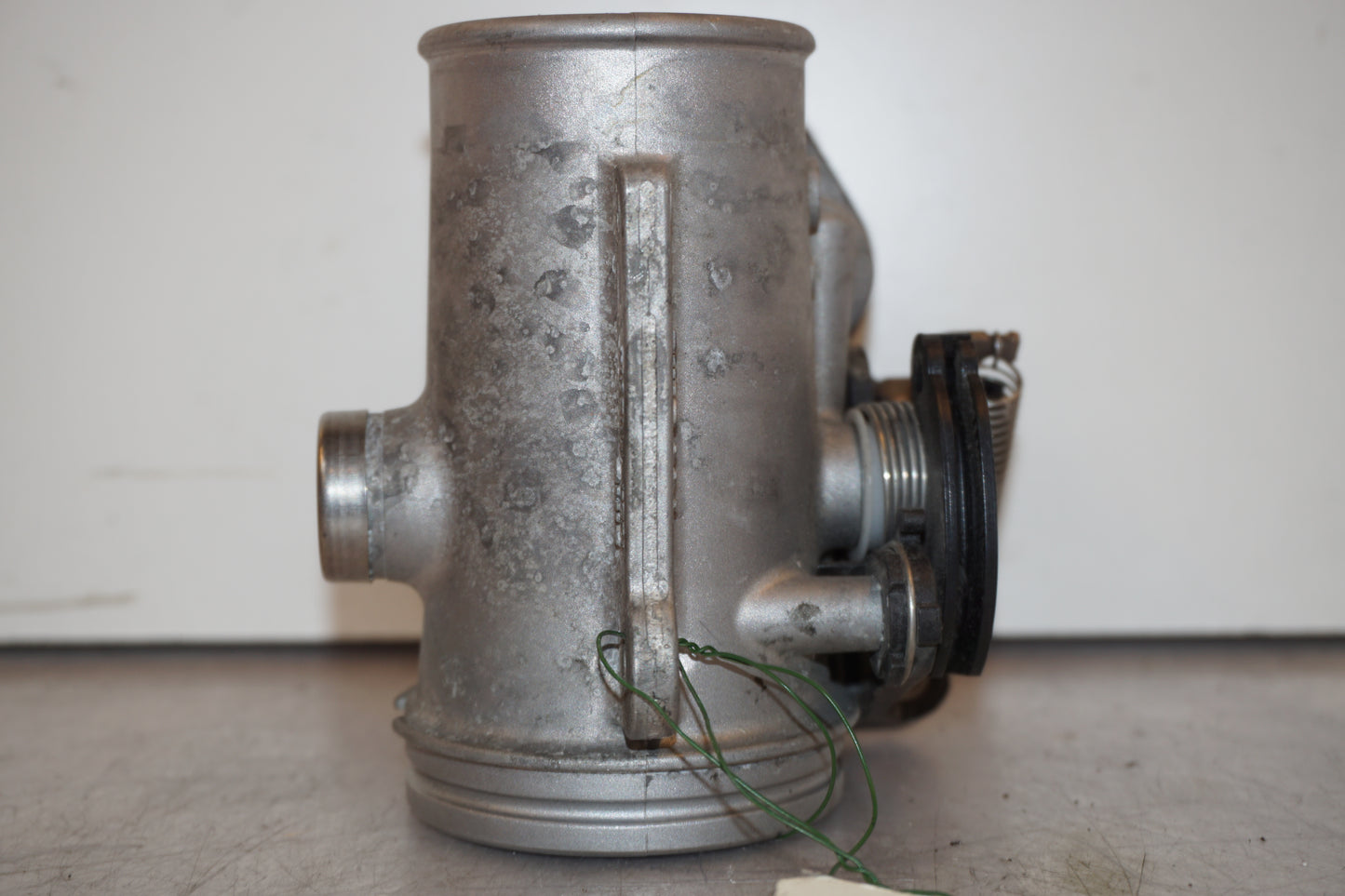 Baksidan på Spjällhus från en BMW R 1200 RT -2011 motorcykel.