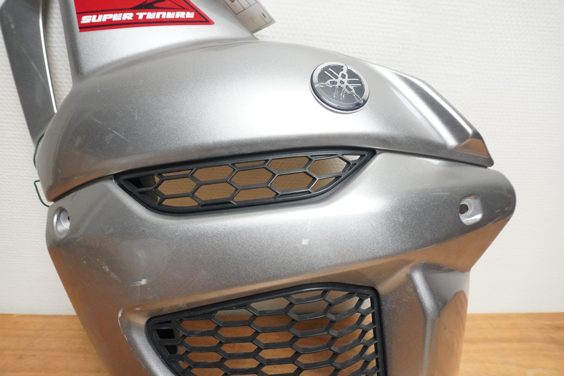 Baksidan på Sidkåpa från en Yamaha XT 1200 Z -2011 motorcykel.