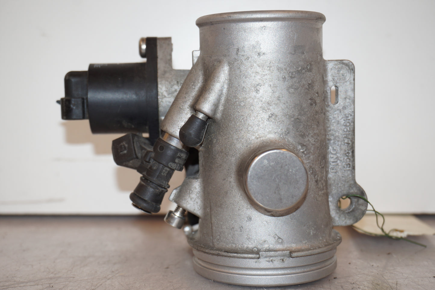 Höger sida på Spjällhus från en BMW R 1200 RT -2011 motorcykel.