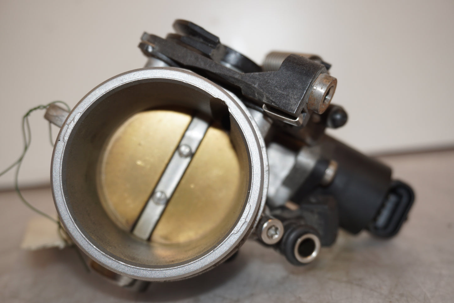 Snett uppifrån på Spjällhus från en BMW R 1200 RT -2011 motorcykel.