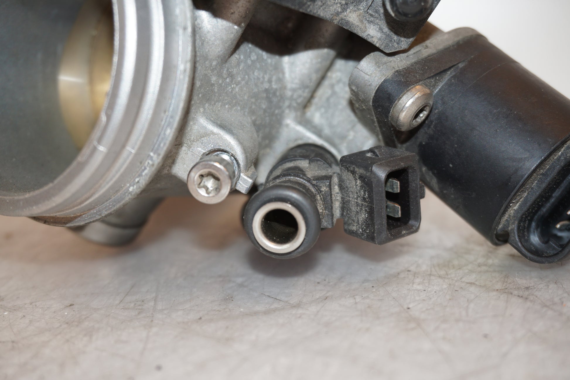 Snett nerifrån på Spjällhus från en BMW R 1200 RT -2011 motorcykel.