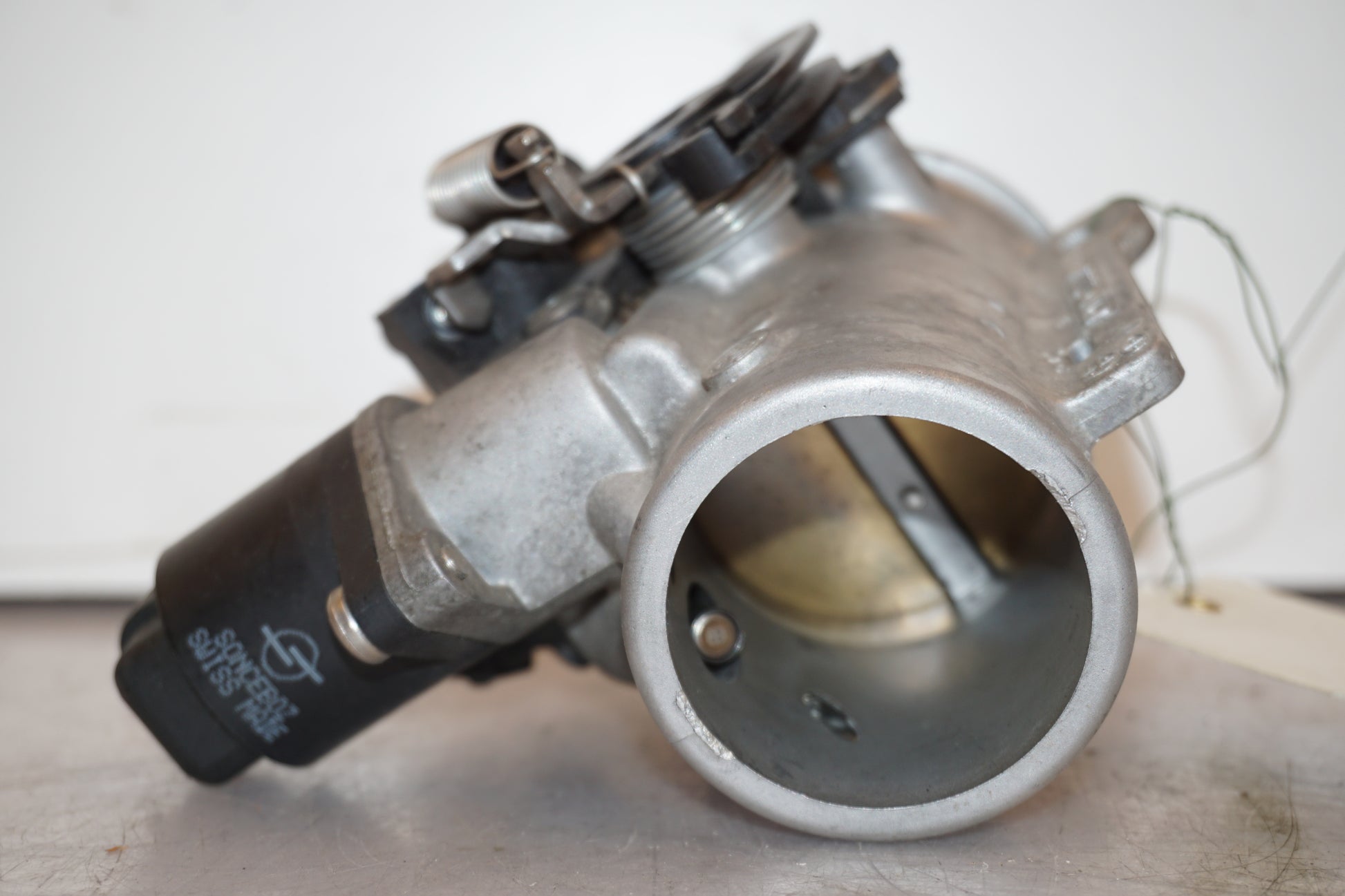 Extrabild2 på Spjällhus från en BMW R 1200 RT -2011 motorcykel.