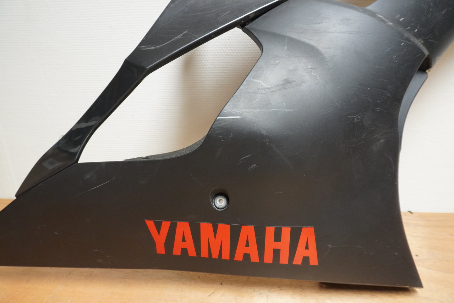 Framsidan på Sidkåpa från en Yamaha YZF R6 -2008 motorcykel.