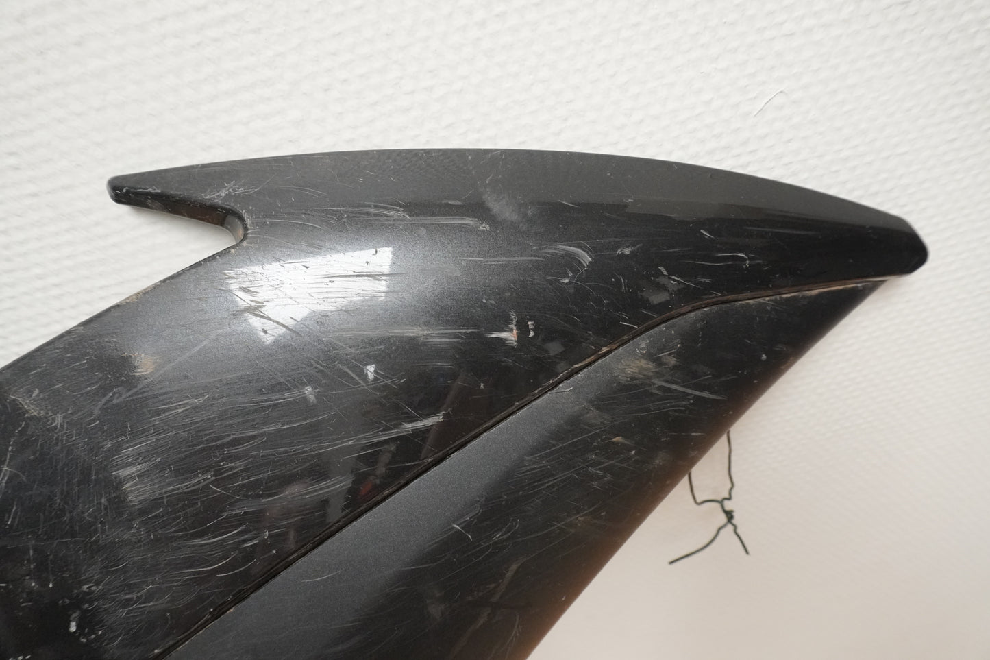 Vänster sida på Sidkåpa från en Yamaha YZF R6 -2008 motorcykel.