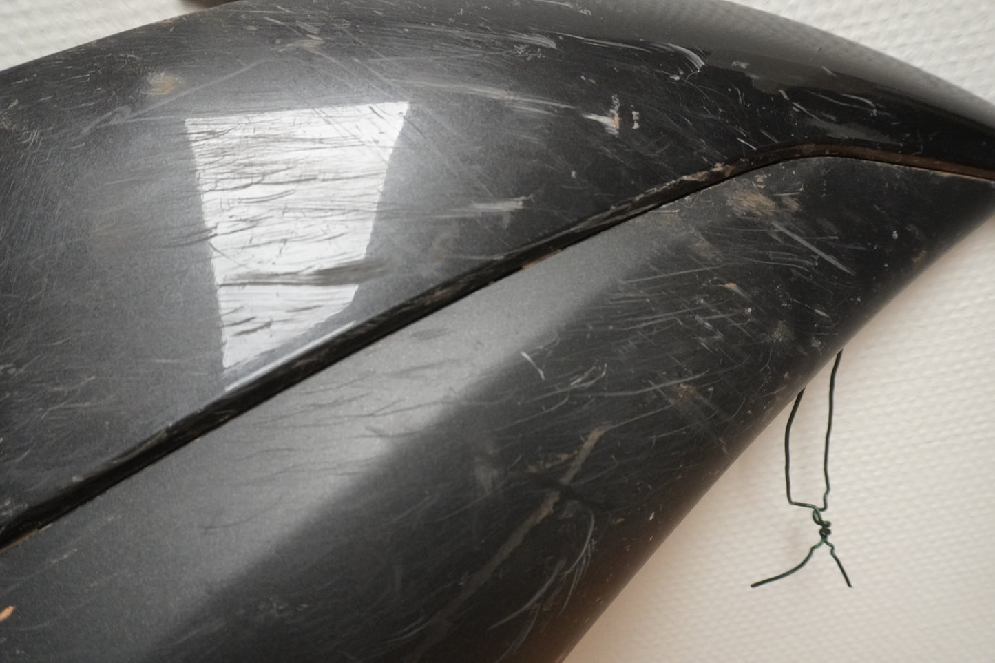 Snett nerifrån på Sidkåpa från en Yamaha YZF R6 -2008 motorcykel.