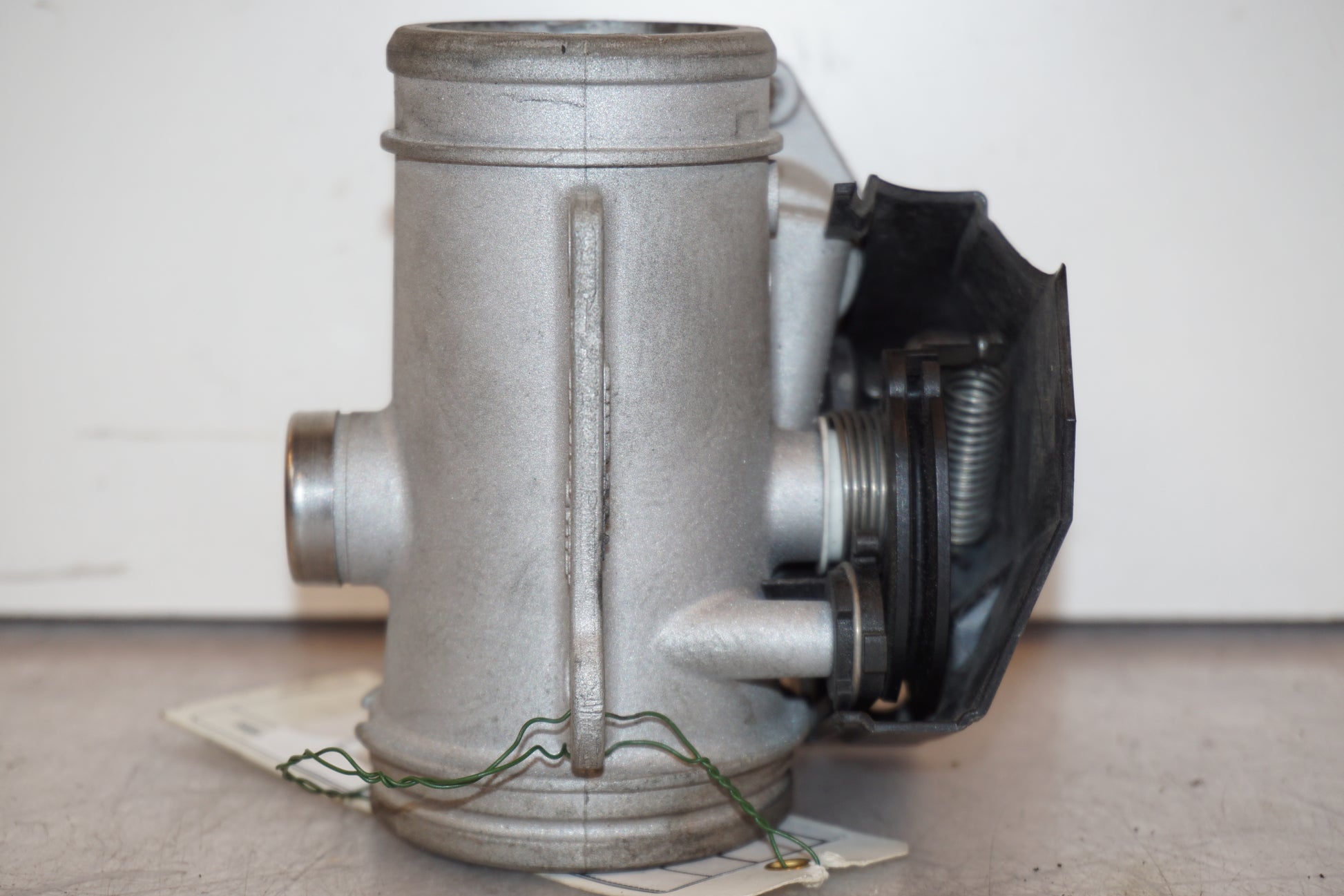 Baksidan på Spjällhus från en BMW R 1200 R -2007 motorcykel.