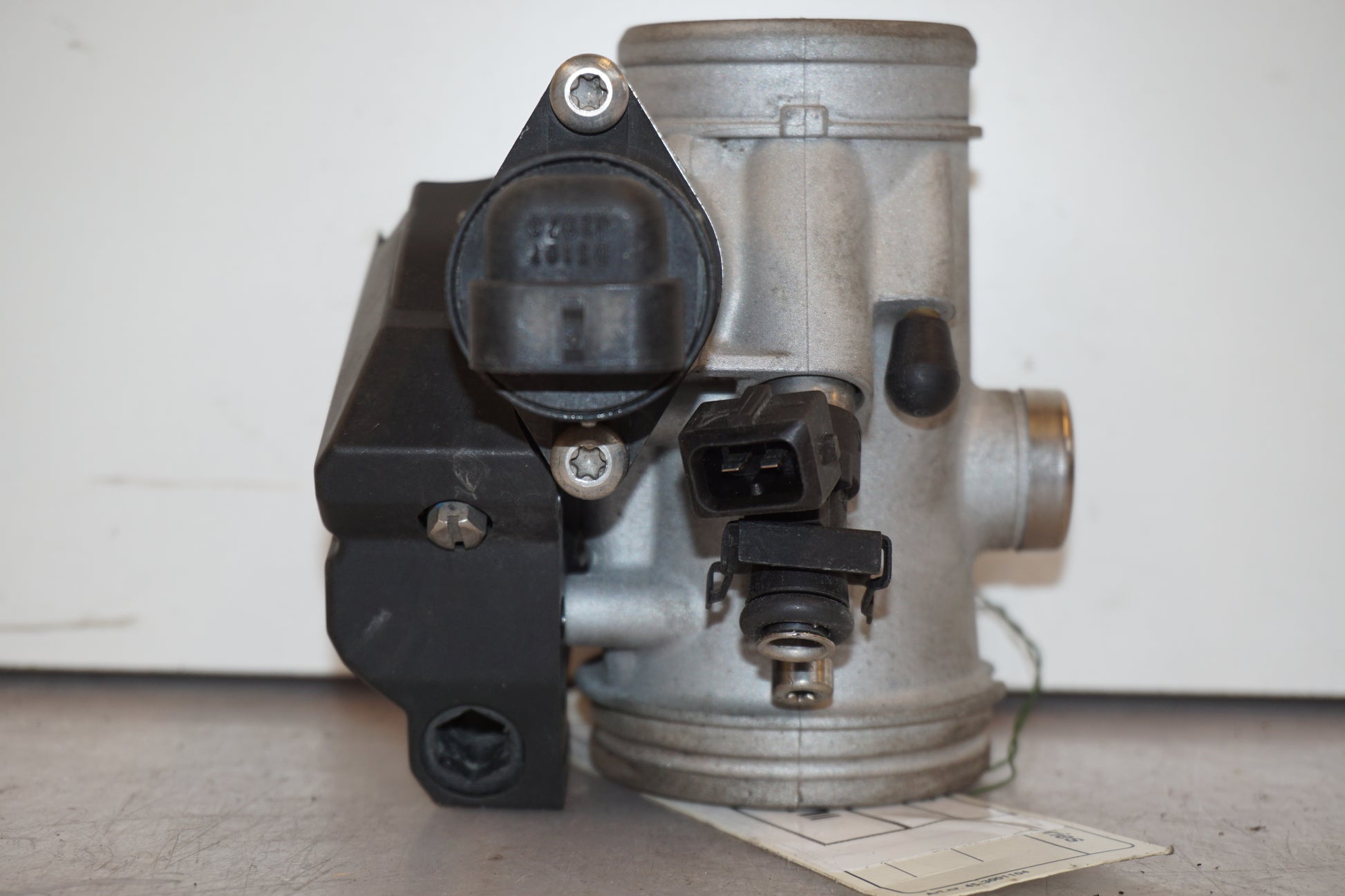 Snett uppifrån på Spjällhus från en BMW R 1200 R -2007 motorcykel.