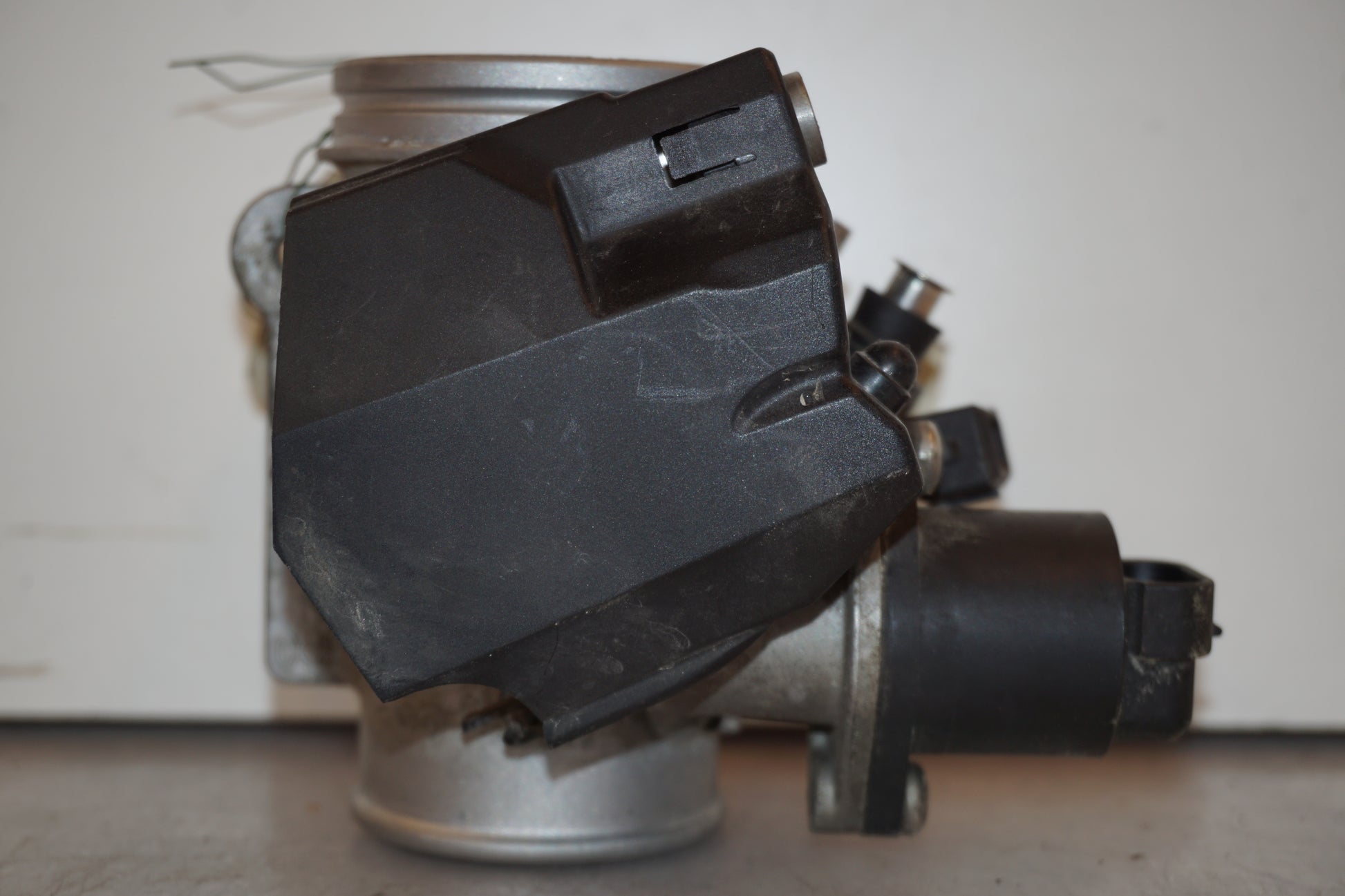 Framsidan på Spjällhus från en BMW R 1200 RT -2011 motorcykel.