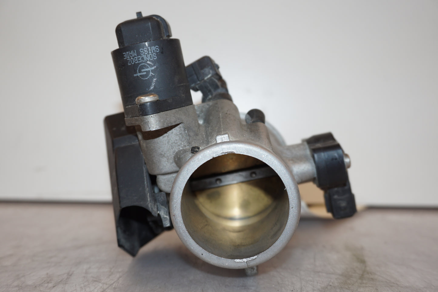 Snett nerifrån på Spjällhus från en BMW R 1200 RT -2011 motorcykel.