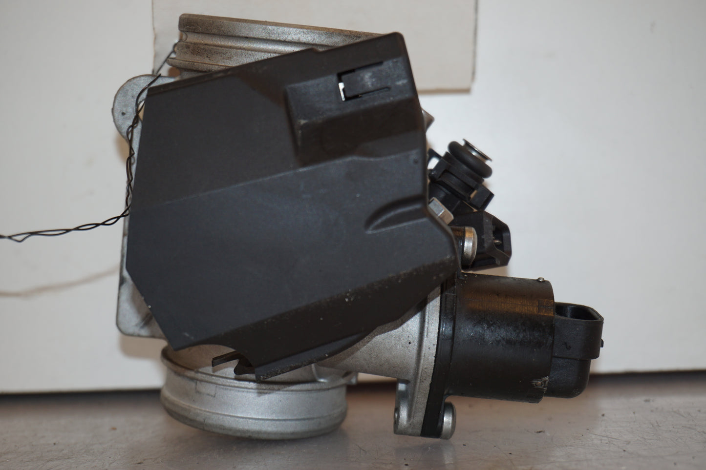 Framsidan på Spjällhus från en BMW R 1200 R -2007 motorcykel.