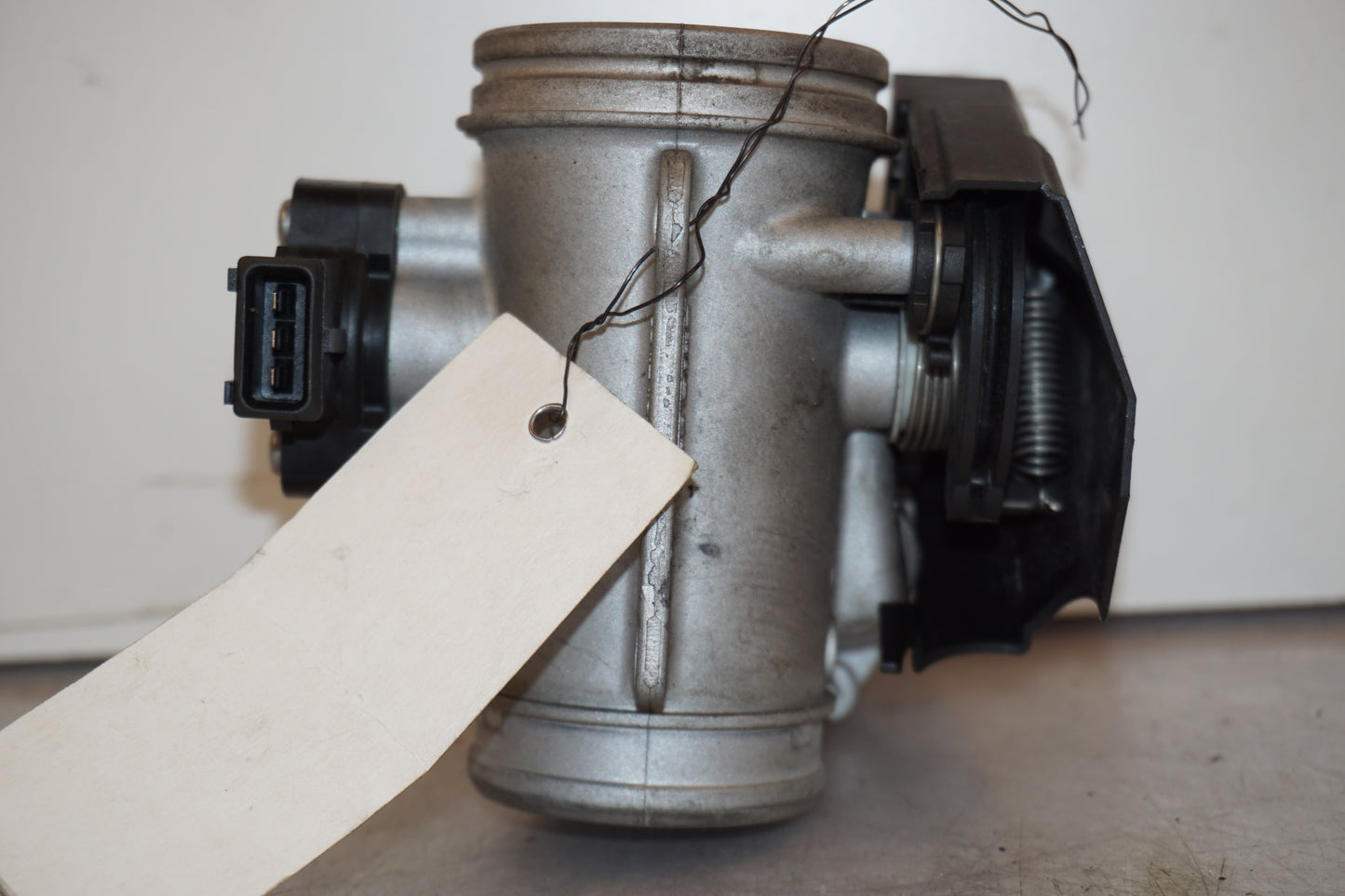 Baksidan på Spjällhus från en BMW R 1200 R -2007 motorcykel.