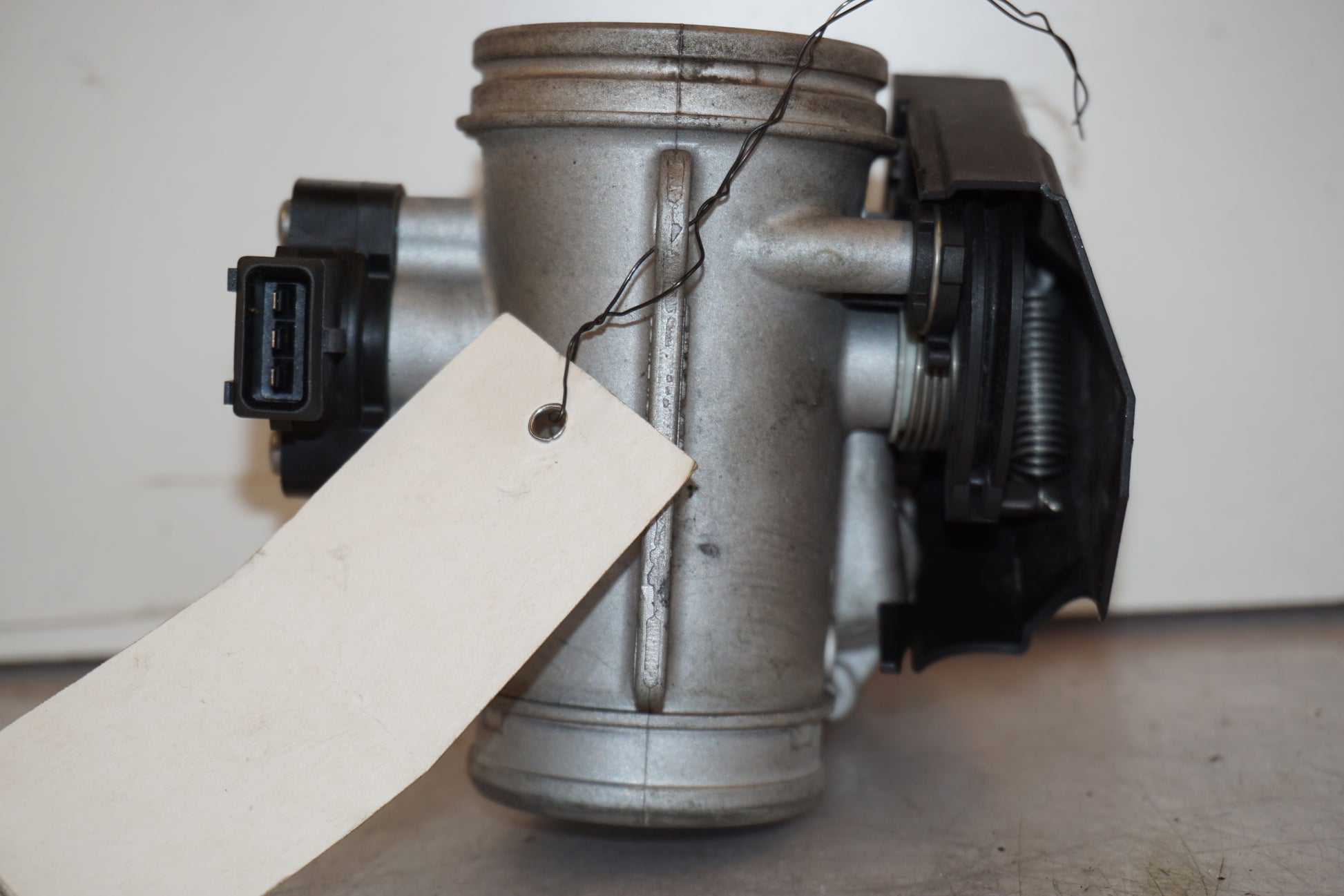 Baksidan på Spjällhus från en BMW R 1200 R -2007 motorcykel.