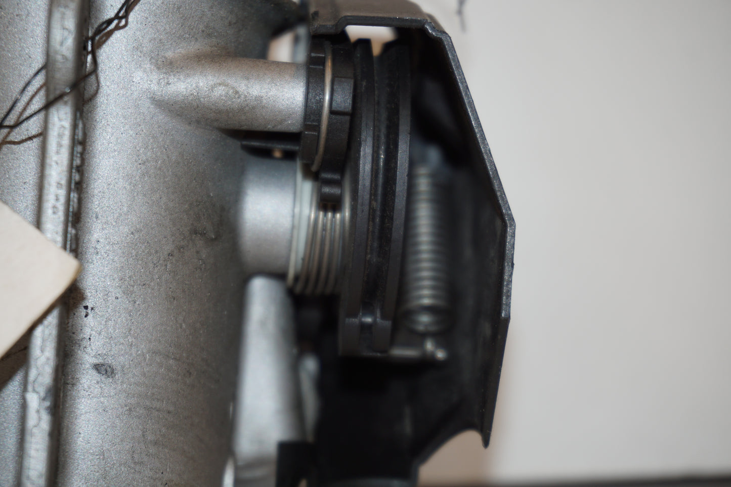 Höger sida på Spjällhus från en BMW R 1200 R -2007 motorcykel.