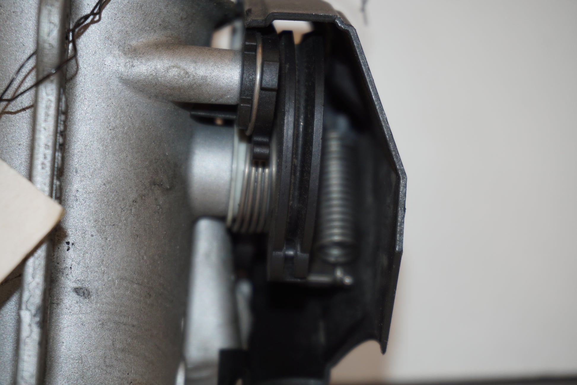 Höger sida på Spjällhus från en BMW R 1200 R -2007 motorcykel.