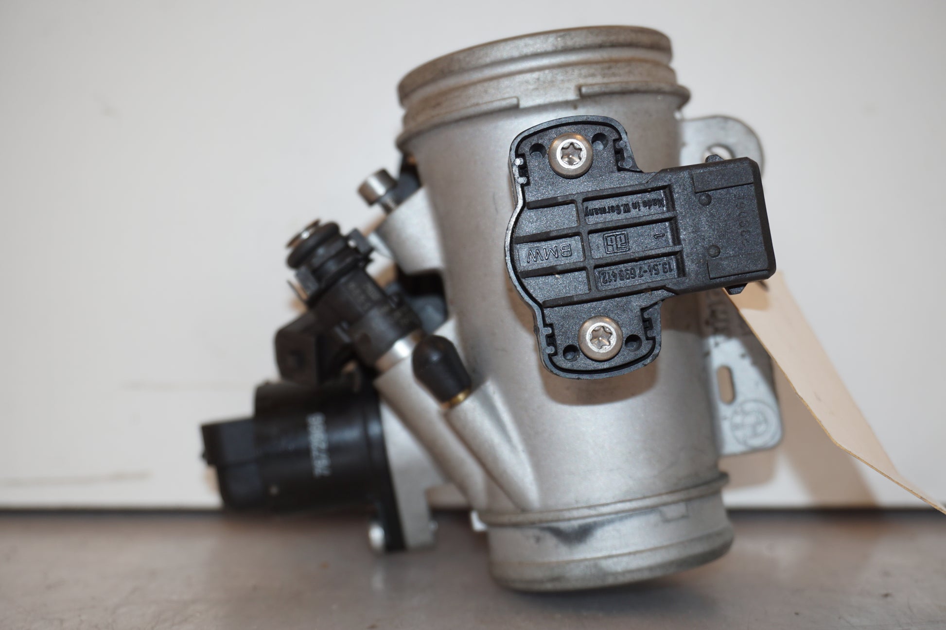 Vänster sida på Spjällhus från en BMW R 1200 R -2007 motorcykel.