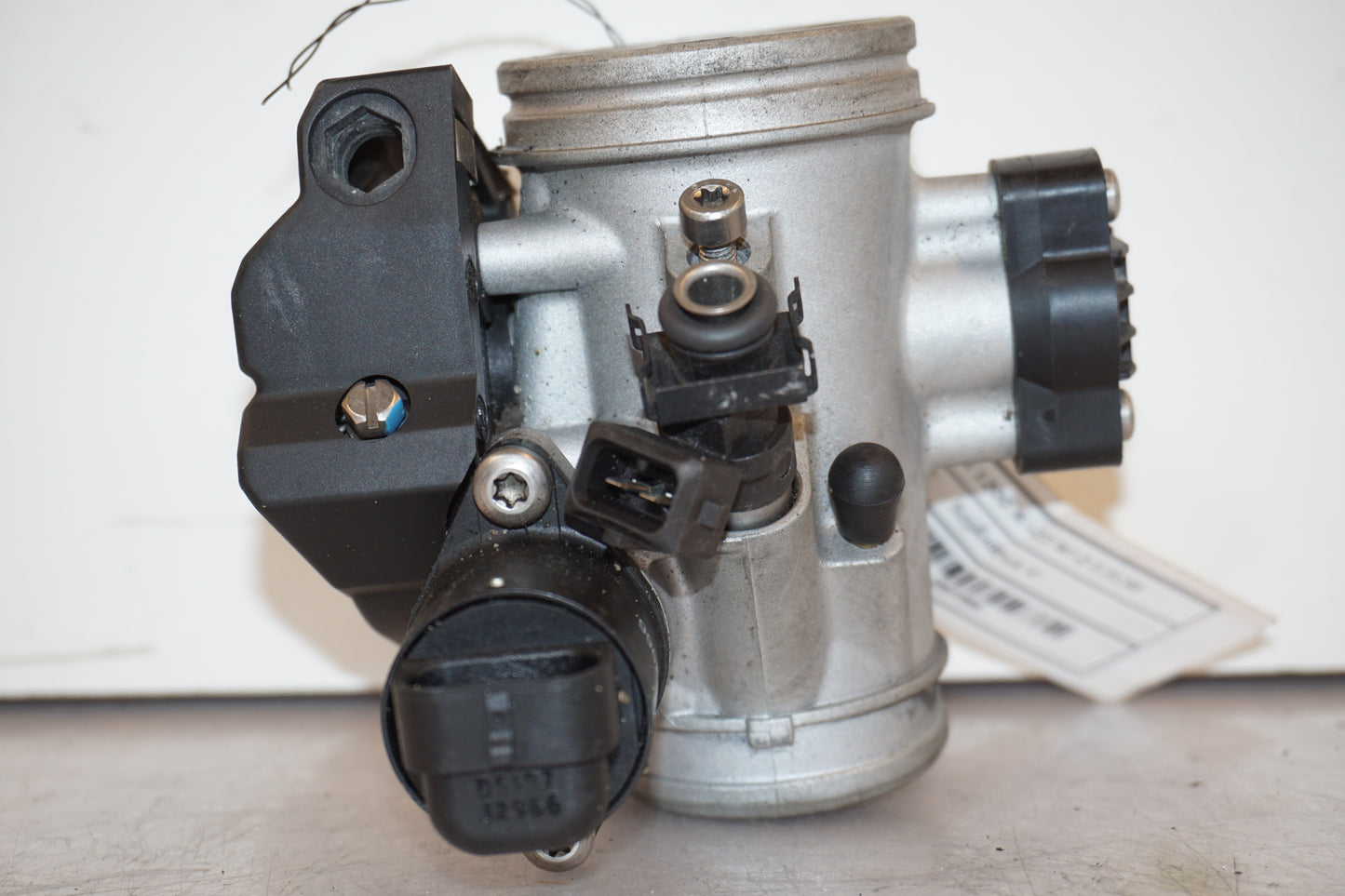 Snett uppifrån på Spjällhus från en BMW R 1200 R -2007 motorcykel.