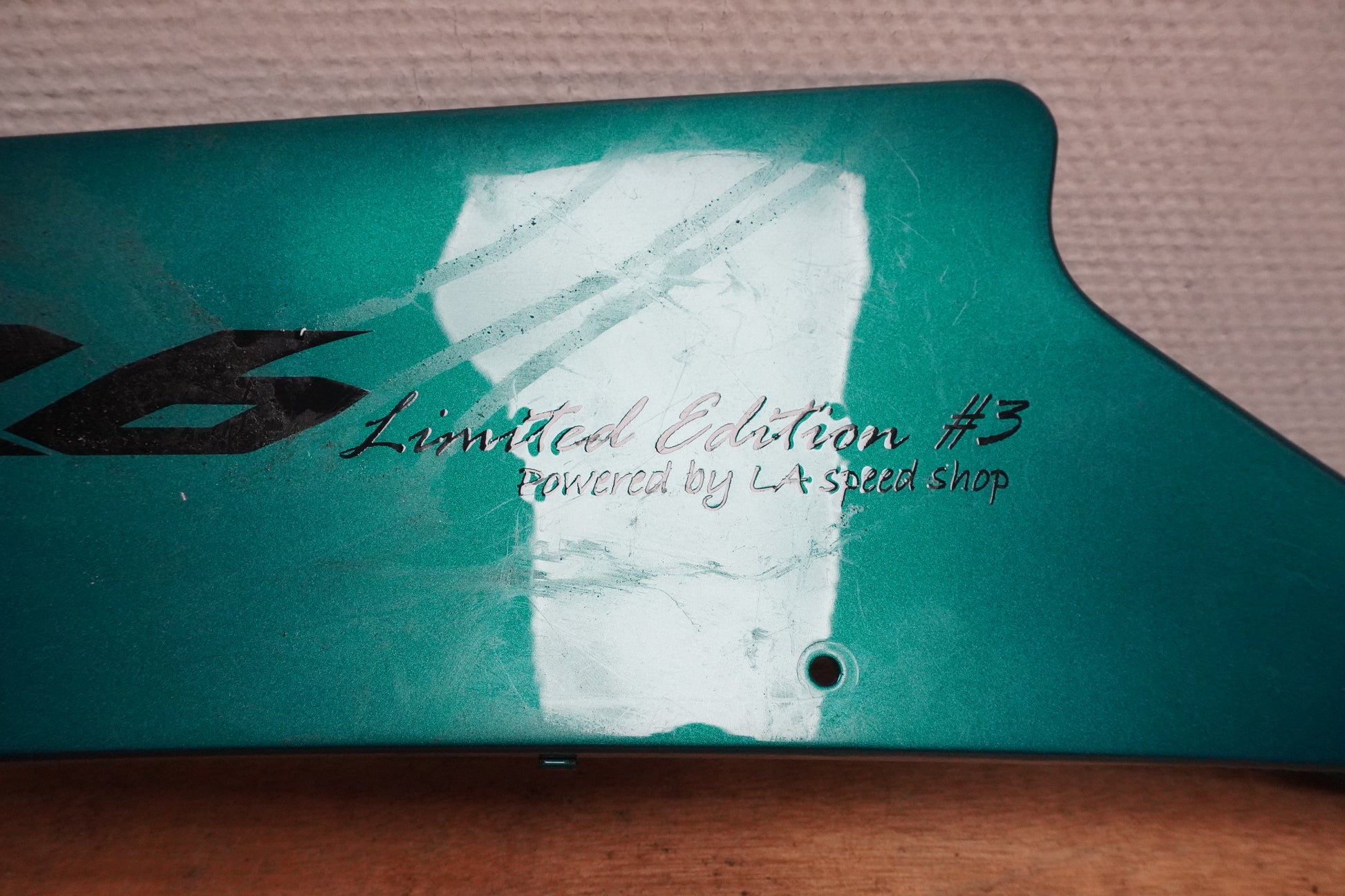 Vänster sida på Sidkåpa från en Yamaha YZF R6 -2007 motorcykel.