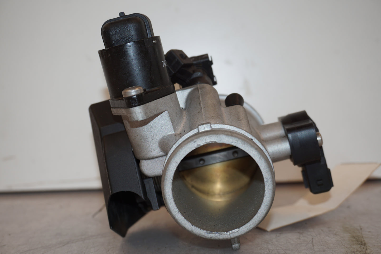 Snett nerifrån på Spjällhus från en BMW R 1200 R -2007 motorcykel.