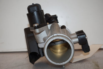 Snett nerifrån på Spjällhus från en BMW R 1200 R -2007 motorcykel.