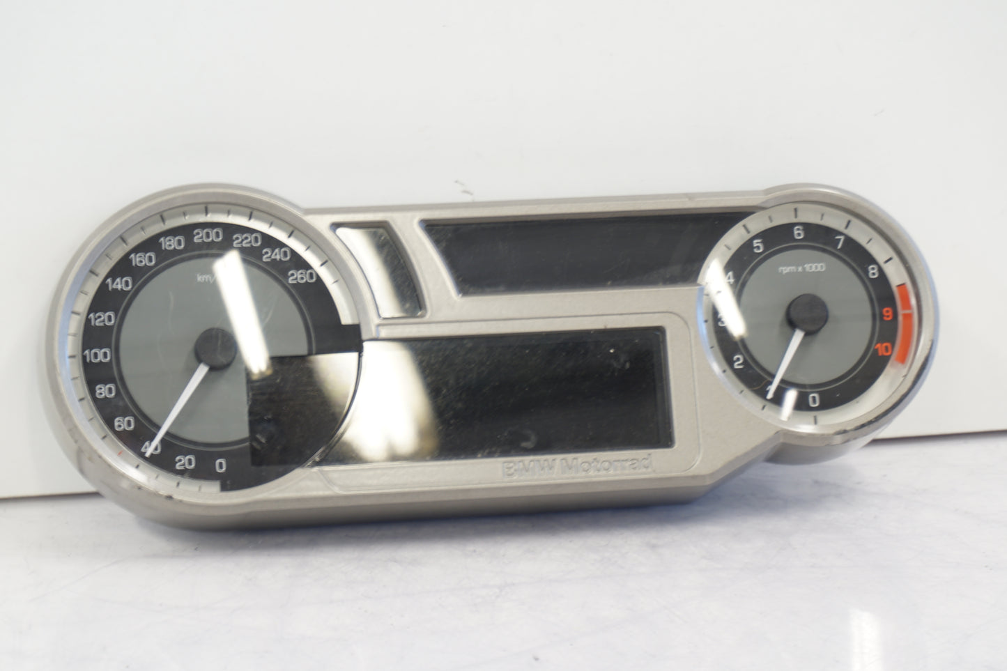 Framsidan på Instrumentpanel från en BMW K 1600 -2018 motorcykel.