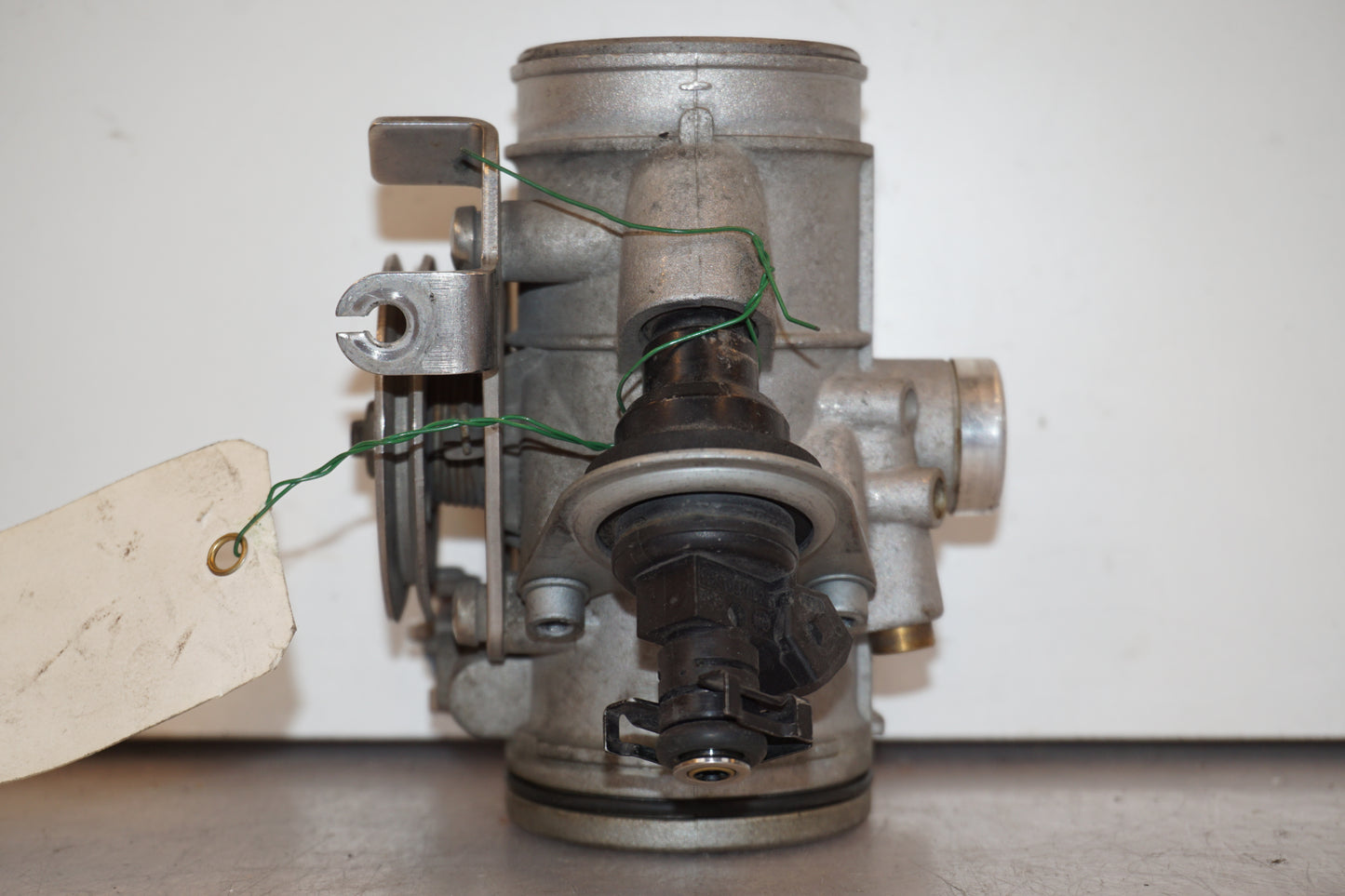 Framsidan på Spjällhus från en BMW R 1100 R -1995 motorcykel.