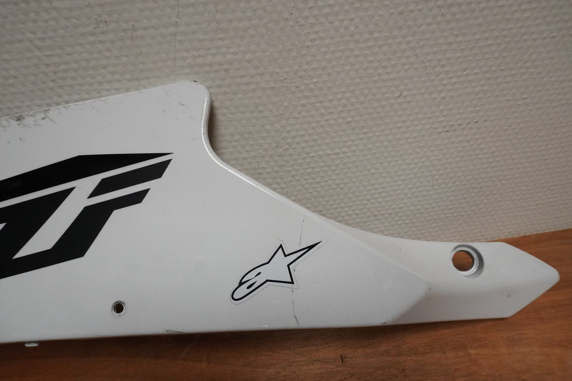 Framsidan på Sidkåpa från en Yamaha YZF R6 -2006 motorcykel.