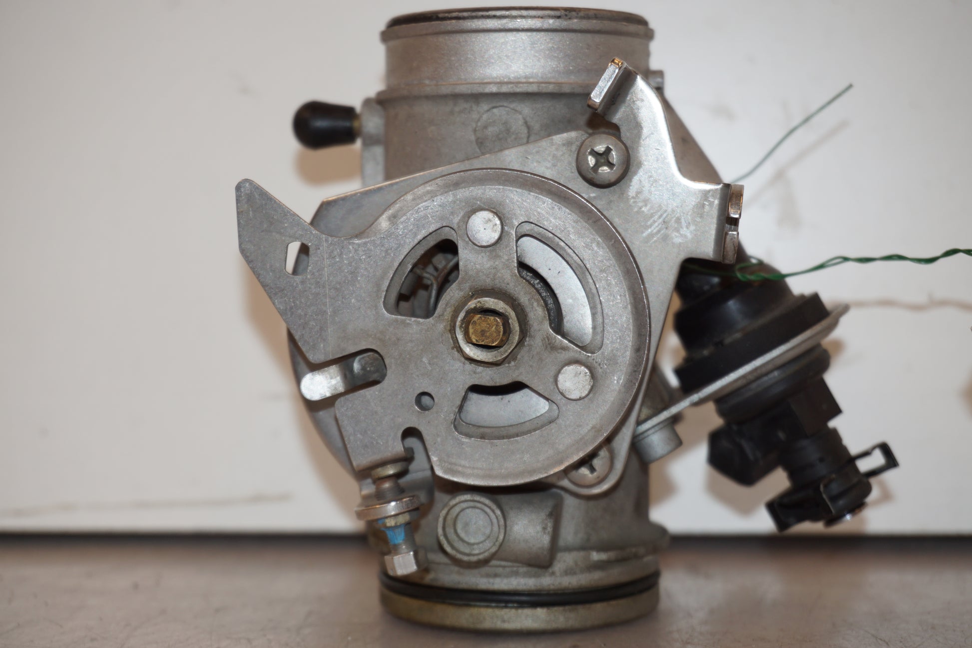 Baksidan på Spjällhus från en BMW R 1100 R -1995 motorcykel.