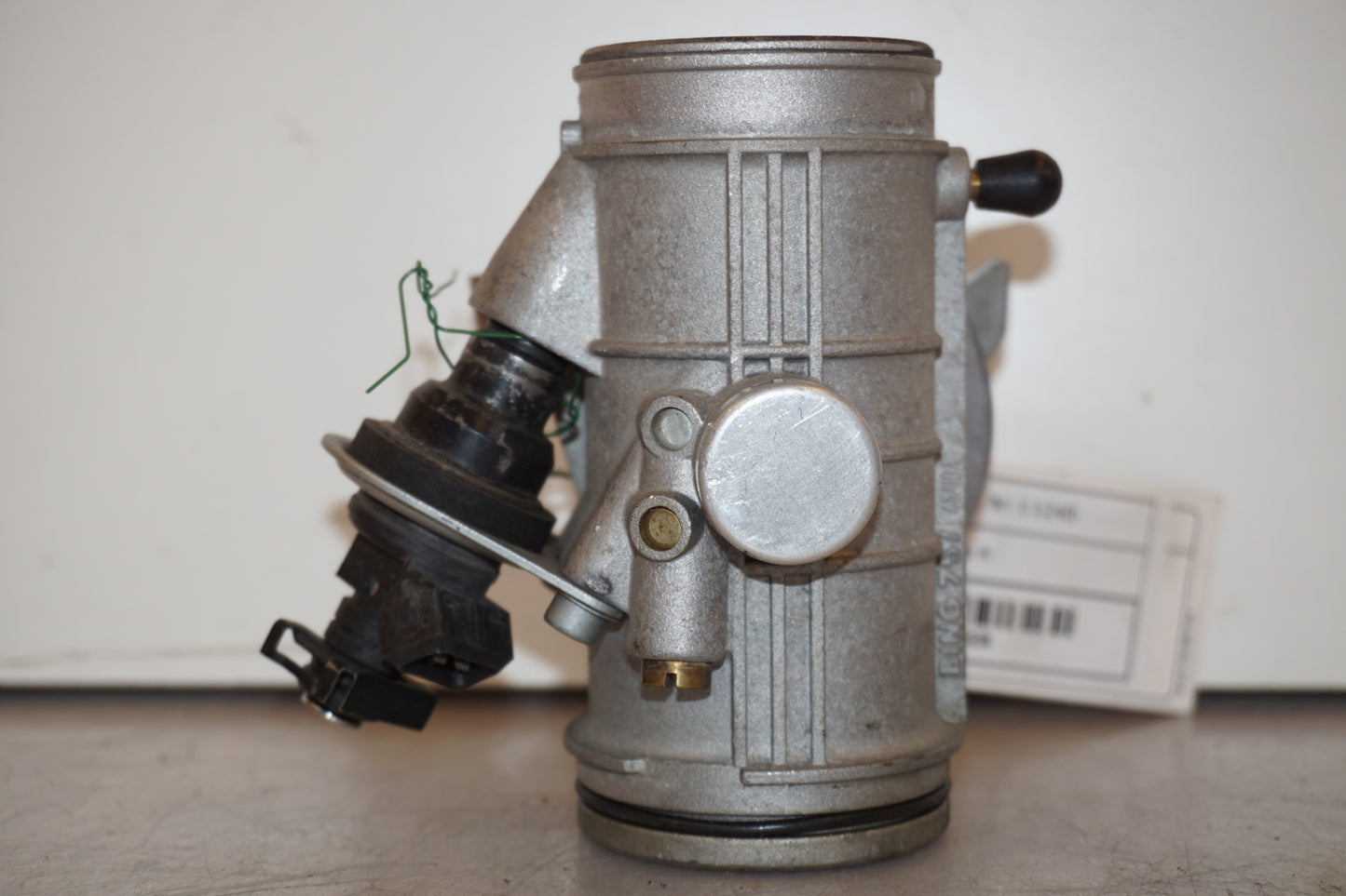 Vänster sida på Spjällhus från en BMW R 1100 R -1995 motorcykel.