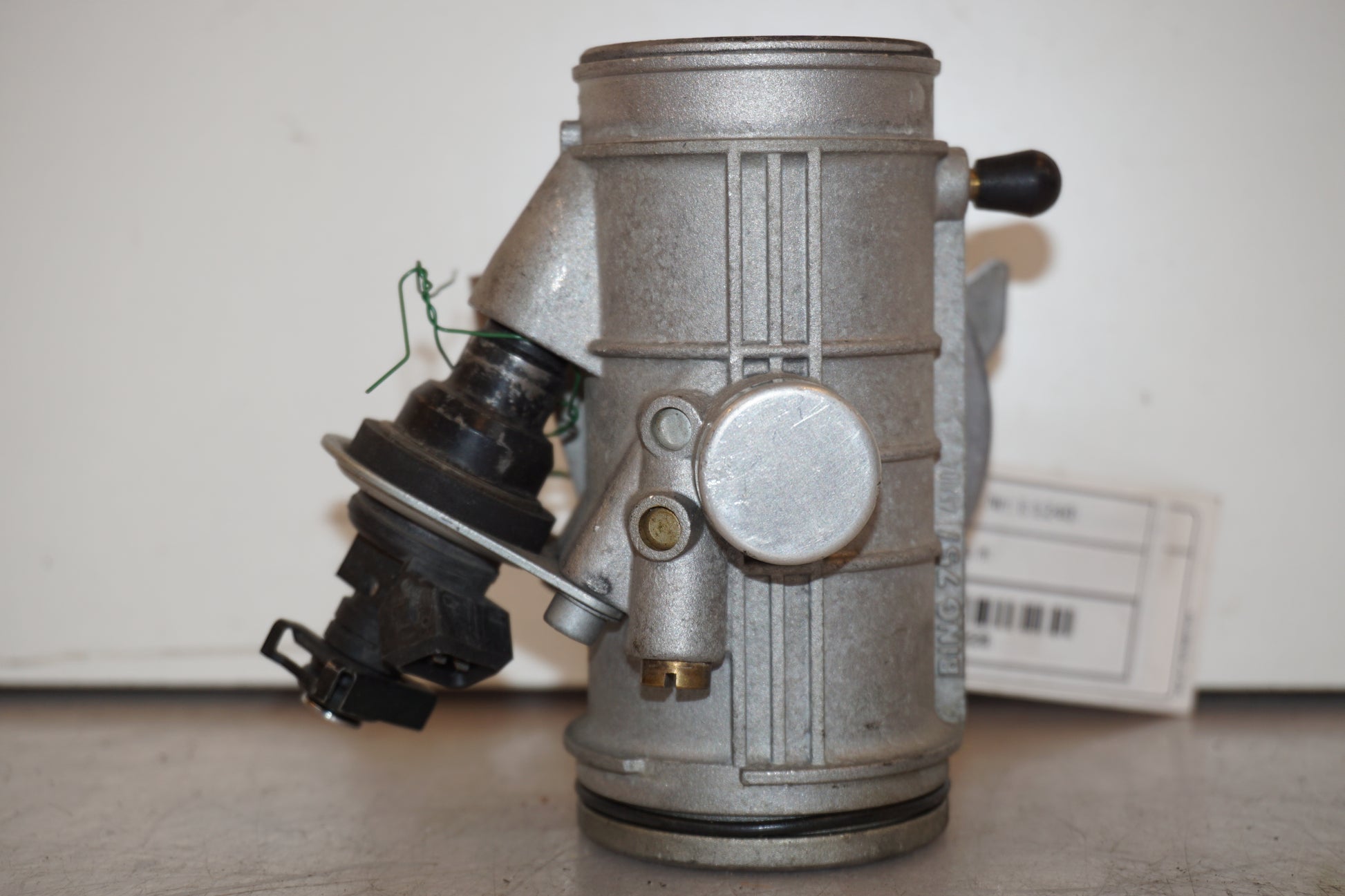 Vänster sida på Spjällhus från en BMW R 1100 R -1995 motorcykel.