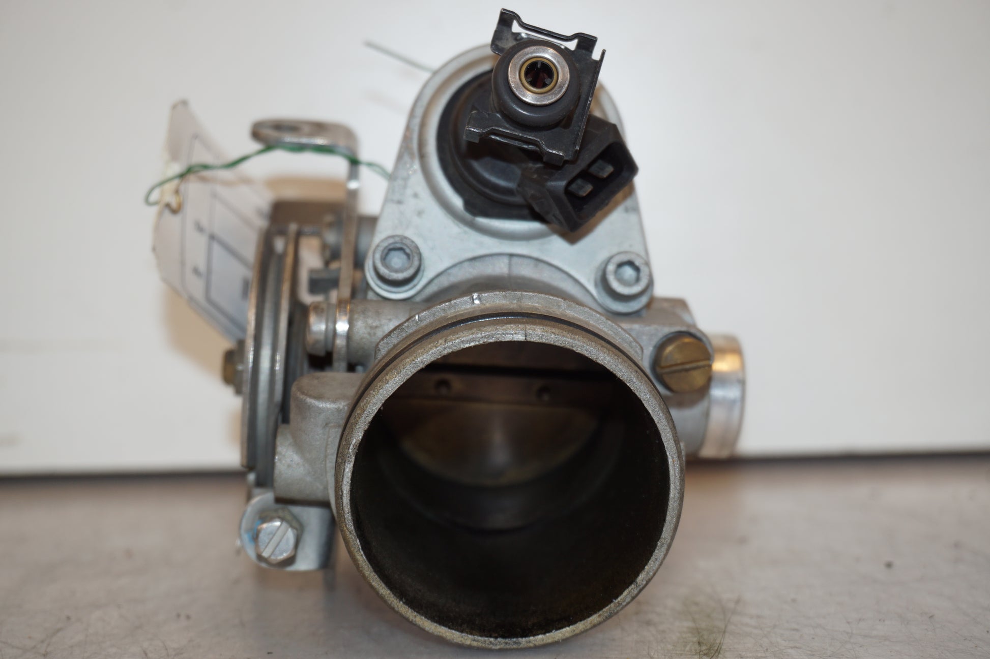 Snett uppifrån på Spjällhus från en BMW R 1100 R -1995 motorcykel.