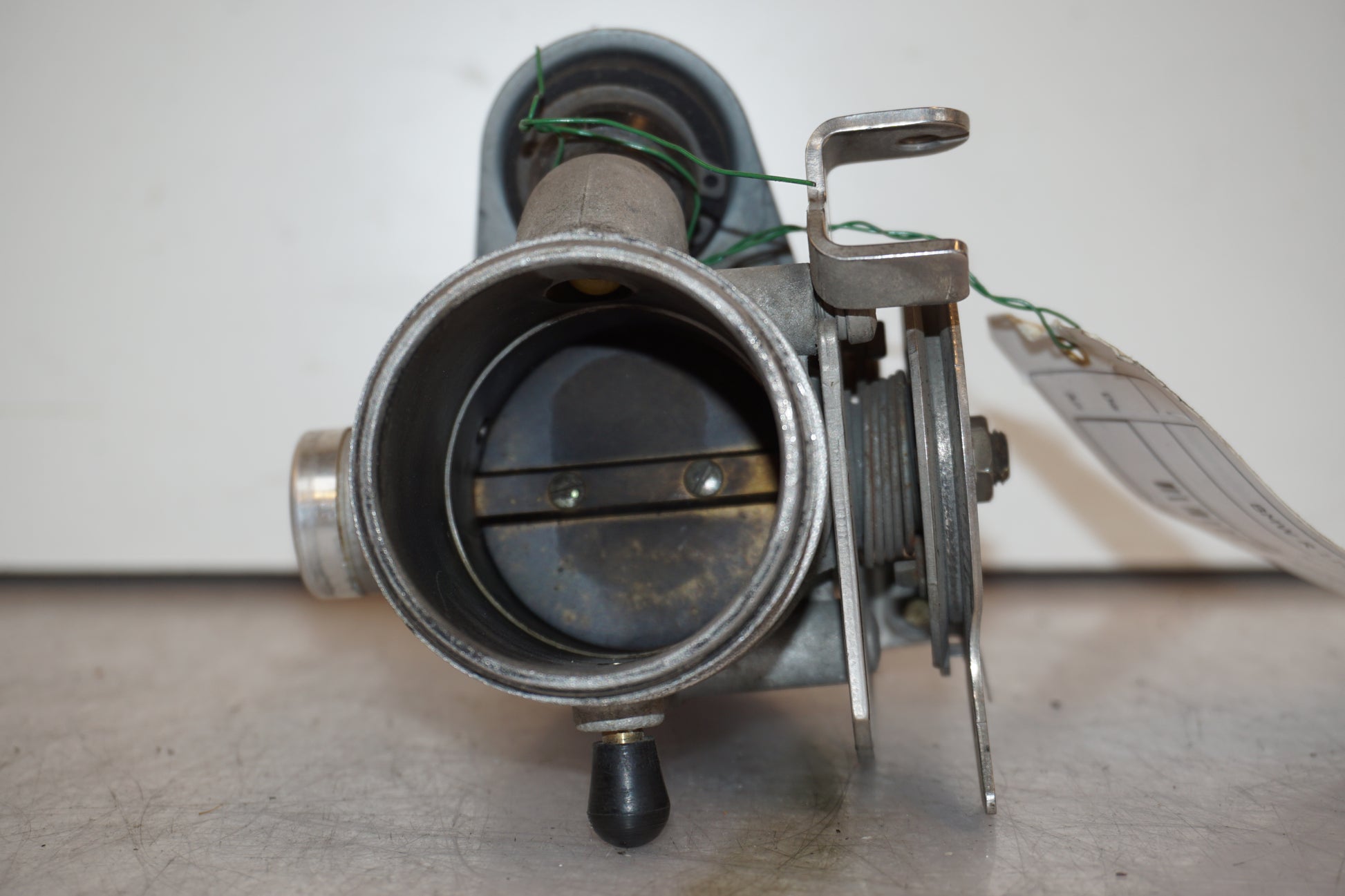 Snett nerifrån på Spjällhus från en BMW R 1100 R -1995 motorcykel.