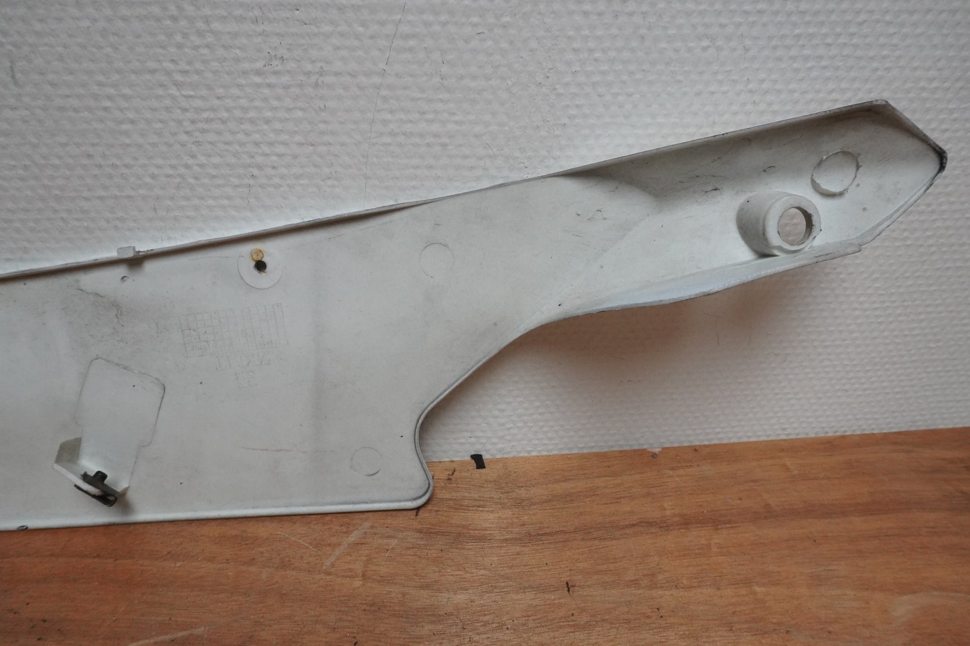 Snett nerifrån på Sidkåpa från en Yamaha YZF R6 -2006 motorcykel.