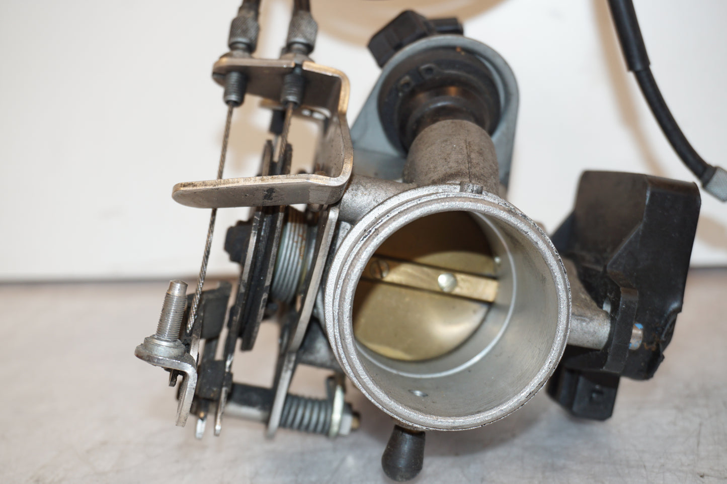 Baksidan på Spjällhus från en BMW R 1100 R -1995 motorcykel.