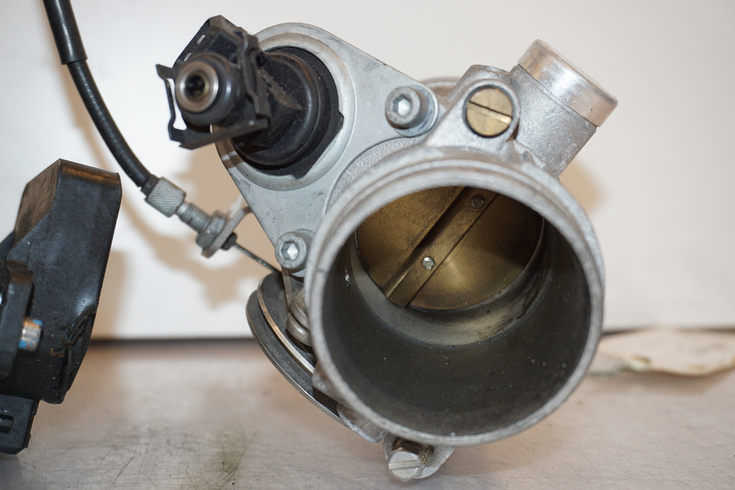 Höger sida på Spjällhus från en BMW R 1100 R -1995 motorcykel.